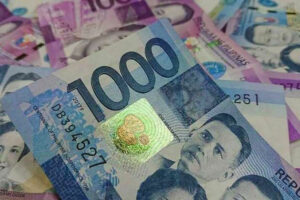 Peso slips on lack of leads