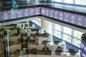 PSEi back at 6,400 level as BSP cuts rates again